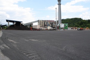 Pohled na nový kotle na biomasu (zelená budova), v pozadí stávající teplárna